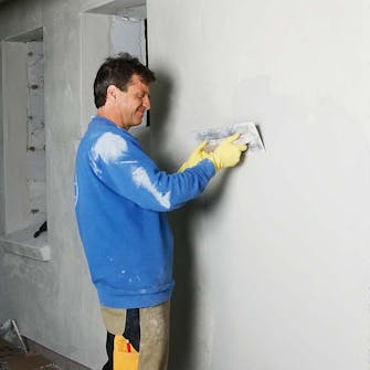 Sprekk i mur: Etter et døgn trekkes et tynt lag sluttpuss utenpå Sprekk i mur: Etter et døgn trekkes et tynt lag sluttpuss utenpå den armerte pussen